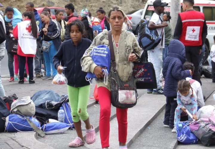 Una migrante venezolana sale con su hija de la terminal de Rumichaca, en la frontera entre Colombia y Ecuador este sábado, en Tulcán (Ecuador). FOTO/EFE