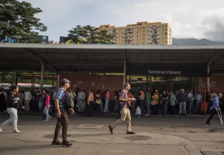 Debido al cierre de varias estaciones del tren los venezolanos deben caminar porque es insuficiente el transporte colectivo. FOTO/EFE