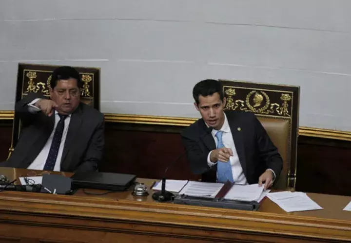 Líderes opositores sostienen una sesión para debatir las acciones contra el presidente venezolano Nicolás Maduro, en Caracas, FOTO/AP