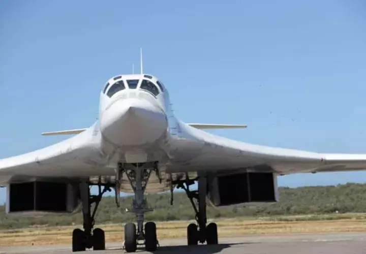 El Ministerio de Defensa de Venezuela, muestra uno de los dos bombarderos rusos Tu-160, capaces de transportar armas nucleares, que llegaron este 10 de diciembre del 2018 a Maiquetía. FOTO/EFE