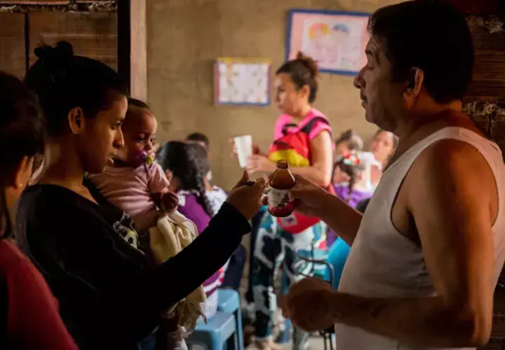 Según datos publicados a mediados de este año por la ONG Caritas de Venezuela, el 56% de los niños sufrió el pasado año de "déficit nutricional".FOTO/EFE