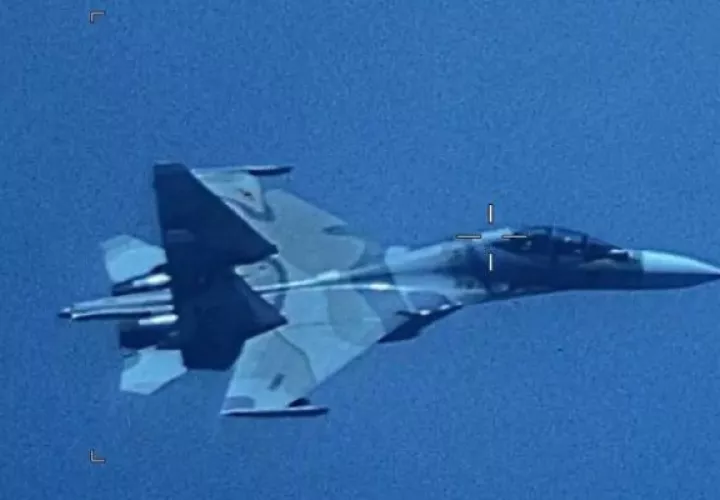 En junio de 2006, el entonces presidente venezolano, Hugo Chávez, anunció la compra a Rusia 24 cazas de largo alcance Sukhoi 30 para reemplazar a los F-16 estadounidenses en la Fuerza Aérea de Venezuela y advirtió que Washington no proporcionaba en ese entonces los repuestos necesarios para esas aeronaves. FOTO/EFE