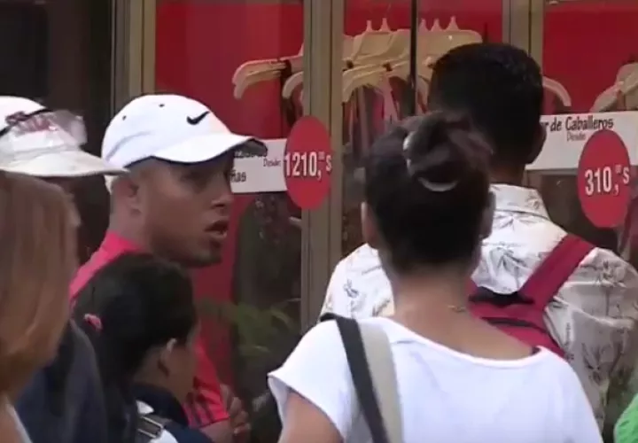 Los venezolanos hacen largas filas en algunos locales comerciales para comprar regalos o comida. FOTO/EFE
