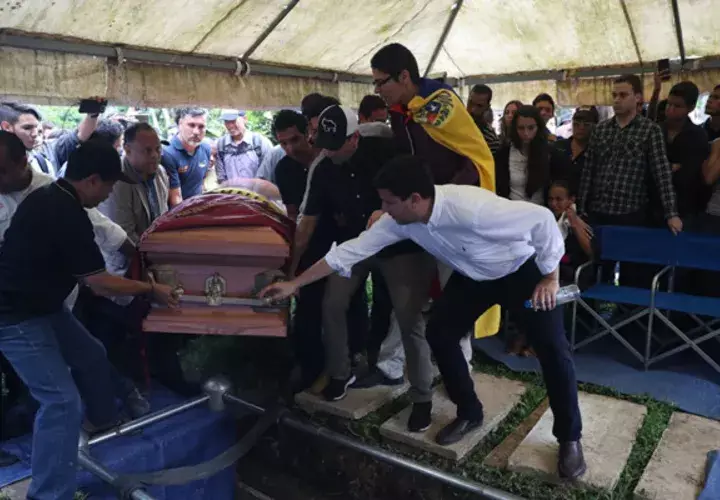 Sepelio del concejal venezolano fallecido Fernando Albán.  La  ONU, la Unión Europea (UE), la Iglesia católica, partidos políticos, organizaciones de derechos humanos y varios Gobiernos han pedido al Ejecutivo de Nicolás Maduro una investigación independiente que determine responsabilidades en este caso.FOTO/ EFE