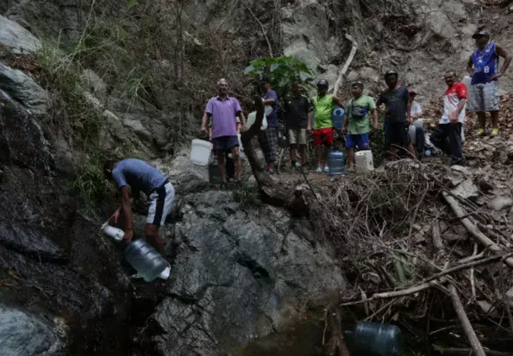 Los gobernadores locales de los estados Vargas y Miranda, aseguran que la luz regresó a algunas zonas de las dependencias que dirigen.