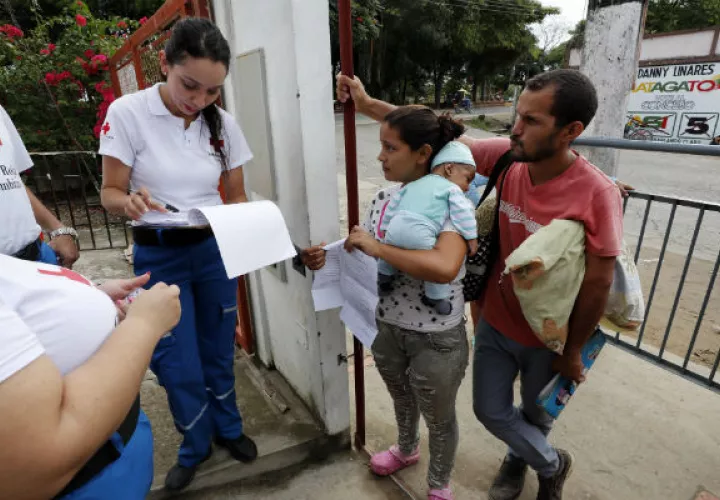 Personal de la Cruz Roja Colombiana atendiendo población venezolana en Arauca. Foto: EFE.