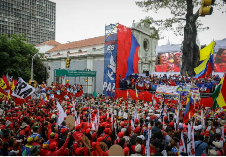 En la manifestación que recorrió el centro de Caracas hasta llegar al palacio presidencial de Miraflores, participaron los miembros de la milicia de Venezuela, trabajadores públicos e integrantes de los movimientos sociales del chavismo.