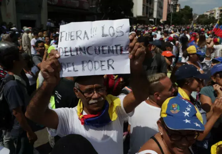 Una manifestante que no se identificó dijo a periodistas que Maduro es el responsable de la severa crisis económica que atraviesa Venezuela.