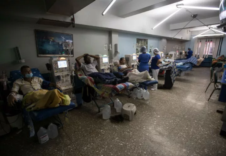 Las máquinas de hemodiálisis cumplen la función de los riñones y purifican la sangre de los pacientes, pero también privan a los enfermos de elementos necesarios para una vida plena.
