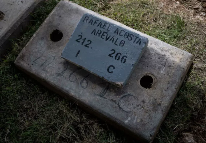 El ingreso de los medios de comunicación al cementerio fue impedido por efectivos de la PNB y funcionarios de las Fuerzas de Acciones Especiales (FAES).