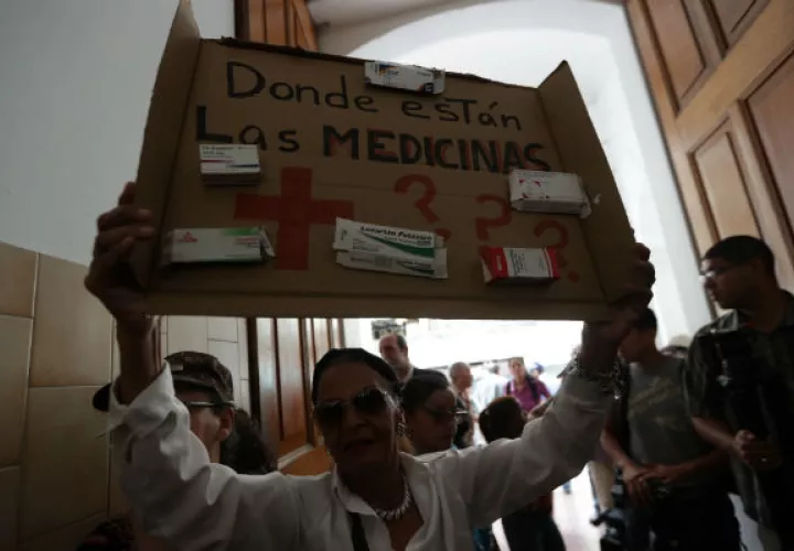 La respuesta no satisfizo al pequeño grupo de manifestantes, cuyos integrantes continuaron exigiendo medicamentos para tratar la tensión, la diabetes o el lupus.