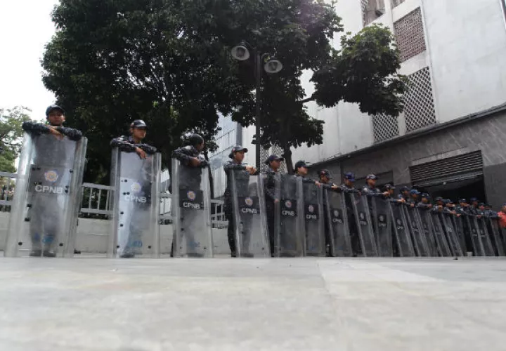 La sesión que se suspendió ese día se retomó sin problemas el miércoles, y sirvió para que los legisladores denunciaran un presunto "hostigamiento" del Gobierno de Nicolás Maduro.