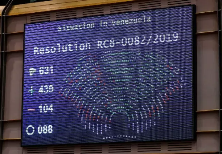 El texto insta igualmente a la jefa de la diplomacia europea, Federica Mogherini, y a los Estados miembros de la UE a reconocer a Guaidó "hasta que se puedan convocar nuevas elecciones presidenciales libres, transparentes y creíbles para restaurar la democracia".