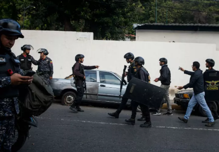 Un periodista fue arrestado durante la frustrada asonada. Foto: EFE.