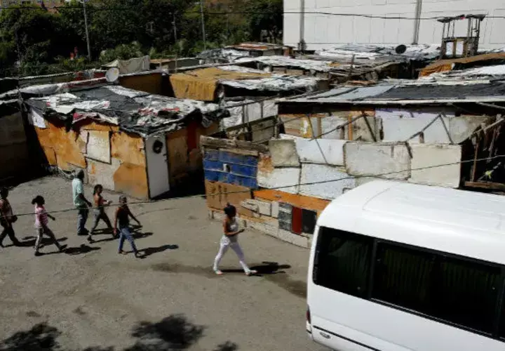 Ni "Maduro" ni "Guaidó", las palabras que más se repiten en las zonas humildes de Caracas son "hambre" y "miseria".