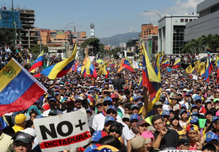 La Divina Diva, una "rubia desinfluenciadora", como se presenta, tiene más de 56.000 seguidores, entre ellos el canciller venezolano, Jorge Arreaza, y el jefe del Parlamento, Juan Guaidó.