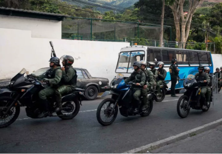 Guardia bolivarianos recorren en moto las calles. Foto: EFE.