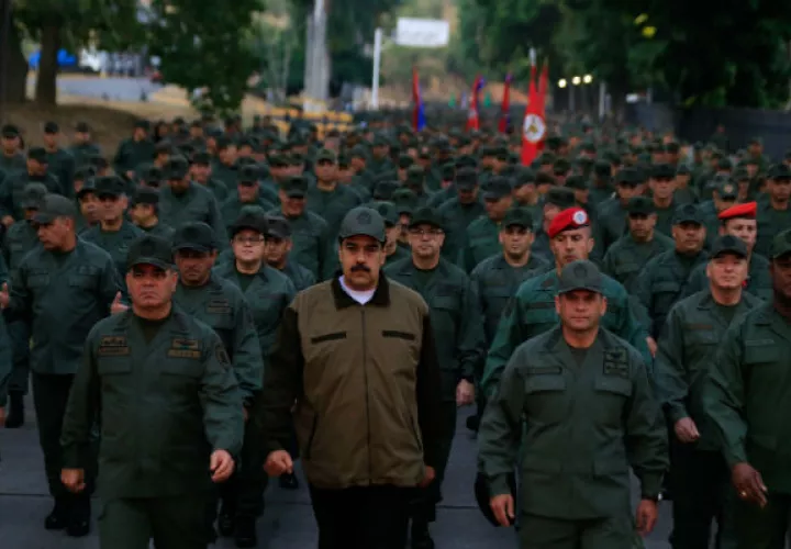 El ministro de Defensa, Vladimir Padrino, presente en el acto, criticó que haya detractores de Maduro que "quieren comprar oficiales" para generar enfrentamientos entre militares.