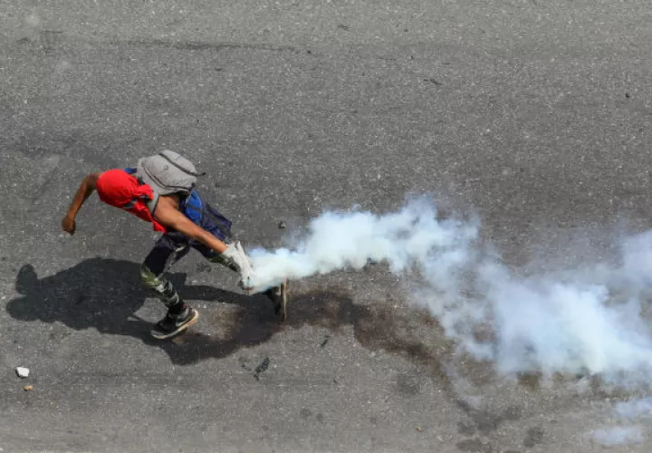 Venezuela atraviesa un alto pico de tensión política desde enero pasado, cuando Maduro juró un nuevo mandato de 6 años que no reconocen la oposición y parte de la comunidad internacional, y el jefe del Parlamento, Juan Guaidó, proclamó un Gobierno interino que cuenta con el respaldo de más de 50 países.