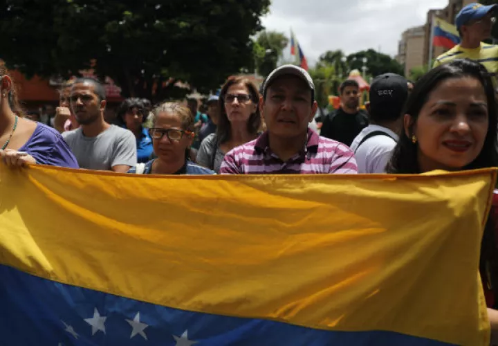 El grupo más numeroso se dirigió hacia el control militar de la residencia presidencial La Casona, que hace años no ocupa ningún mandatario.