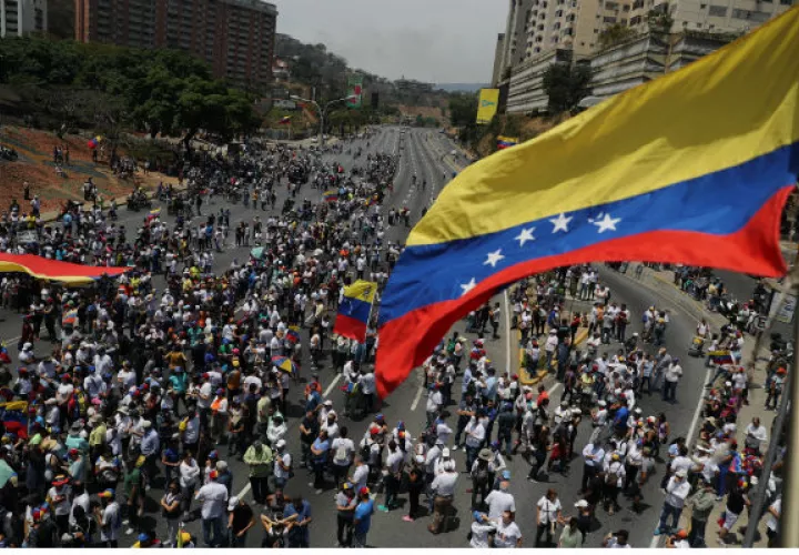 La GNB, policía militarizada, ha liberado gases lacrimógenos en la capital venezolana donde se encuentran varias decenas de manifestantes