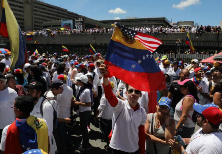 En el resto del país también se registraron sendas manifestaciones para ir a distintas bases militares para pedir a los soldados no impedir el ingreso de la ayuda.