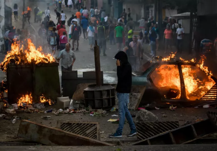 Civiles montaron barricadas incendiarias en apoyo a los militares insurrectos. Foto: EFE,