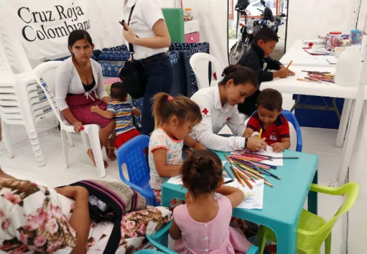 Personal de la Cruz Roja Colombiana atendiendo población venezolana en Arauca. Foto: EFE.