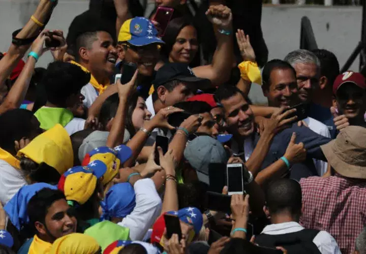 El líder opositor señaló que los aviones con ayudas "deberían estar aterrizando" en suelo venezolano, pero que el Gobierno del presidente Nicolás Maduro bloquea esta acción.