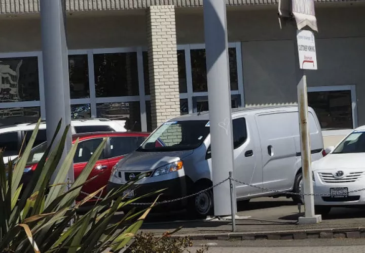 A pesar de que la venta de autos se mantiene en negativo, se nota una ligera mejoría de 1.7 puntos porcentuales. Foto/ Efe