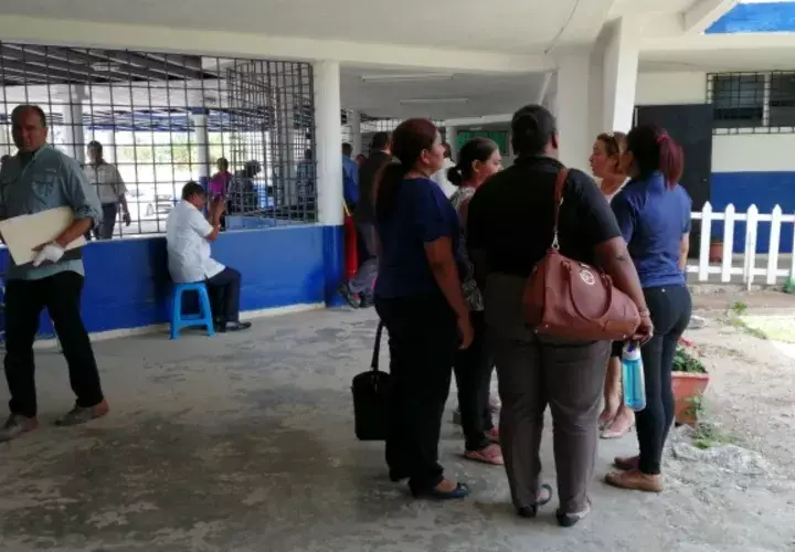 Los educadores del colegio Veracruz, se reunieron con el fin de prepararse para las honras fúnebres de la educadora. Foto/Eric Montenegro