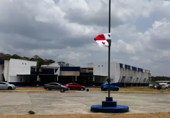 En el colegio Veracruz, la bandera estaba a media asta en señal de luto por la muerte de la directora Norma Edith Cerrud Arancibia. Foto/Eric montenegro