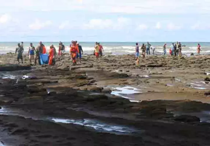 Miembros de la Fuerza de Tarea Conjunta, sacan el cuerpo sin vida de la playa de El Palmar. Foto/Melquiades Vásquez