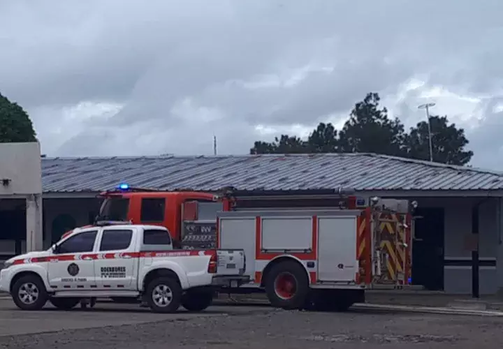 El Cuerpo de Bomberos, llegó a la cárcel para apagar los colchones, pero los reos había controlado la situación. Foto/Melquiades Vásquez
