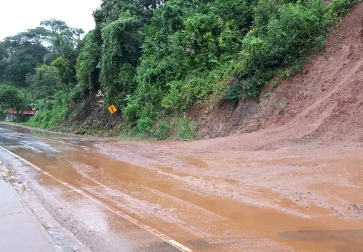 Hay afectaciones en varios tramos de la importante carretera que comunica con varias comunidades de Veraguas y Chiriquí. Foto/Melquiades Vásquez 