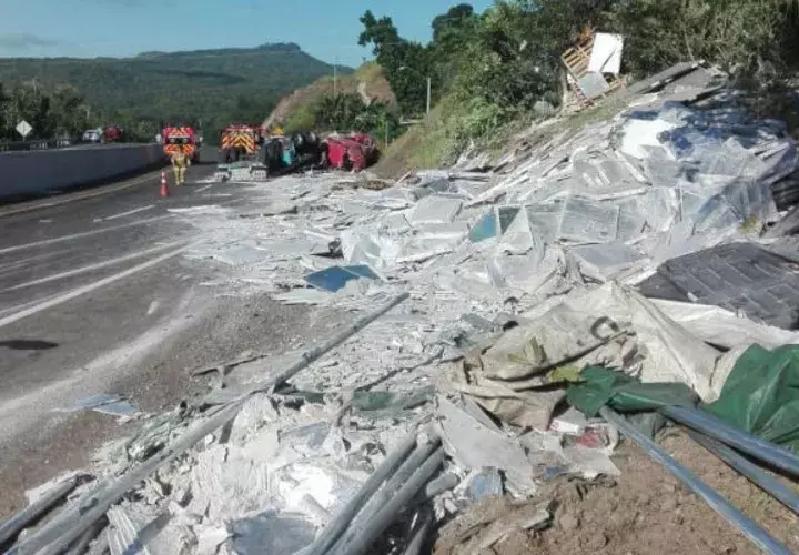 El articulado se salió de la carretera en Veraguas y pasó por encima de la familia que caminaban por la orilla. Foto: Víctor Eliseo Rodríguez.  