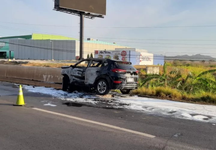 Algunos conductores lograron sacar del carro a las dos damas involucradas en el accidente. Foto/Melquiades Vásquez