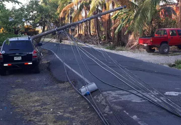 En el sector de la calle quinta final de Santiago, se evidencian daños cuantiosos al tendido eléctrico y a  los vehículos. Foto/Melquiades Vásquez