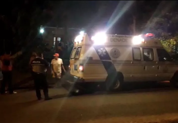 Tanto la anciana como la persona con discapacidad quedaron con múltiples golpes en la cabeza, piernas y espalda por lo que fueron trasladados en una ambulancia de la Caja de Seguro Social (CSS) hacia el Hospital Luis “Chicho” Fábrega de la ciudad de Santiago. foto/Víctor Eliseo Rodrpiguez