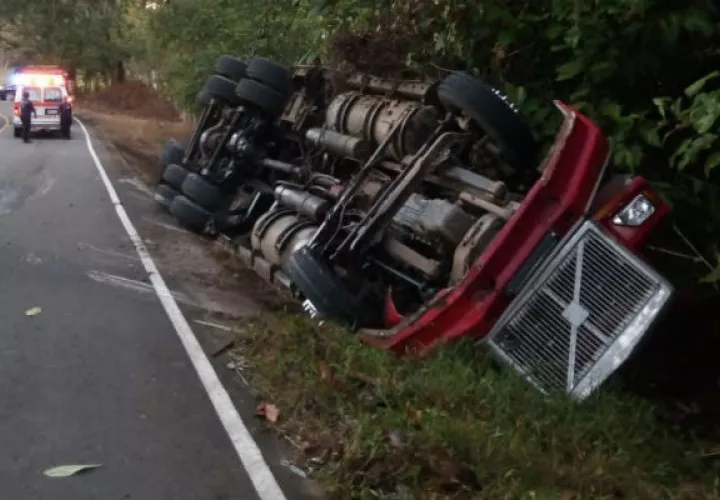 El chofer del camión perdió el control en una curva y terminó volcándose en Veraguas.