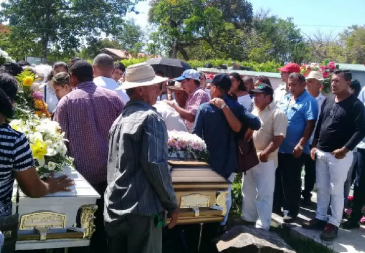 Los enterraron en el cementerio municipal de Atalaya. Foto: Melquíades Vásquez. 