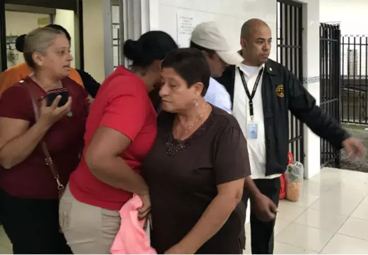 Momentos cuando el conductor (con gorra) sale de la audiencia. Foto: Víctor Eliseo Rodríguez.  