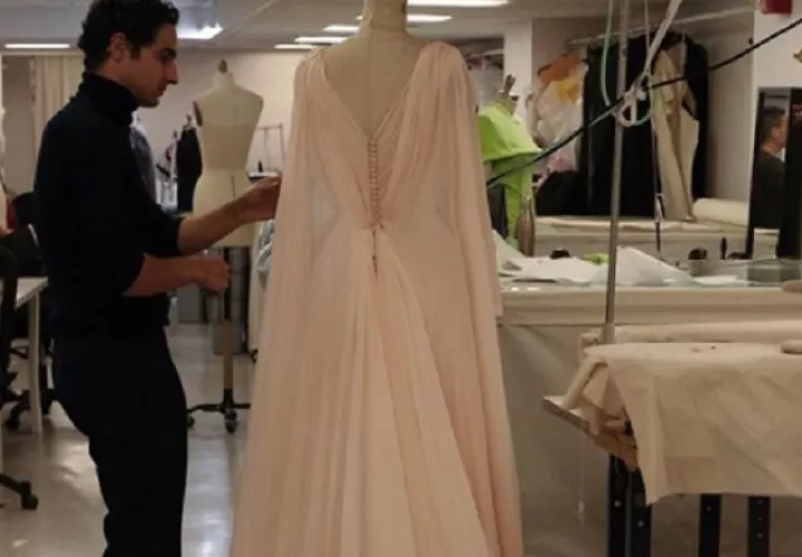 Incluso se puede apreciar esa obra de arte en forma de microplisados que conformaban la parte frontal del vestido.  Tomado Instagram