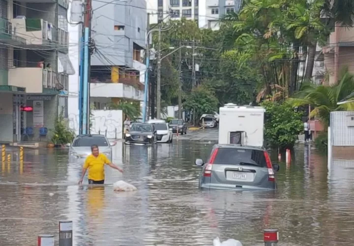 Vehículos afectados por las inundaciones en la Vía Argentina. Foto Tráfico Panamá