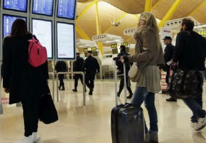 Pasajeros consultan paneles informativos en el aeropuerto de Madrid en imagen de archivo.  Foto: EFE.