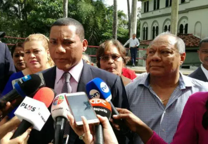 "Le cosieron el intestino con el útero en el Santo Tomás", Víctor Orobio. Foto: Panamá América.