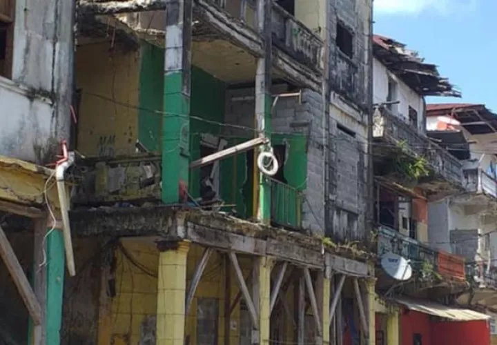 Estas edificaciones fueron abandonadas, al mudarse sus residentes al proyecto de Altos de los Lagos. Diómedes Sánchez