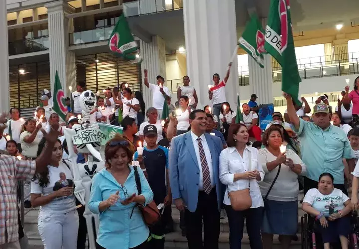 Seguidores del expresidente Ricardo Martinelli realizan una vigilia exigiendo se respete el derecho del exmandatario de ser candidato a alcalde y diputado.