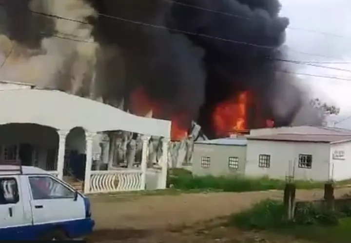 Humo negro tóxico emana de las galeras.