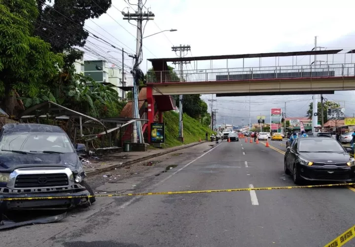 La parada de buses a la altura de Villa Lorena quedó totalmente destruída.
